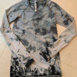 LULULEMON women’s long sleeve tie dye workout top!